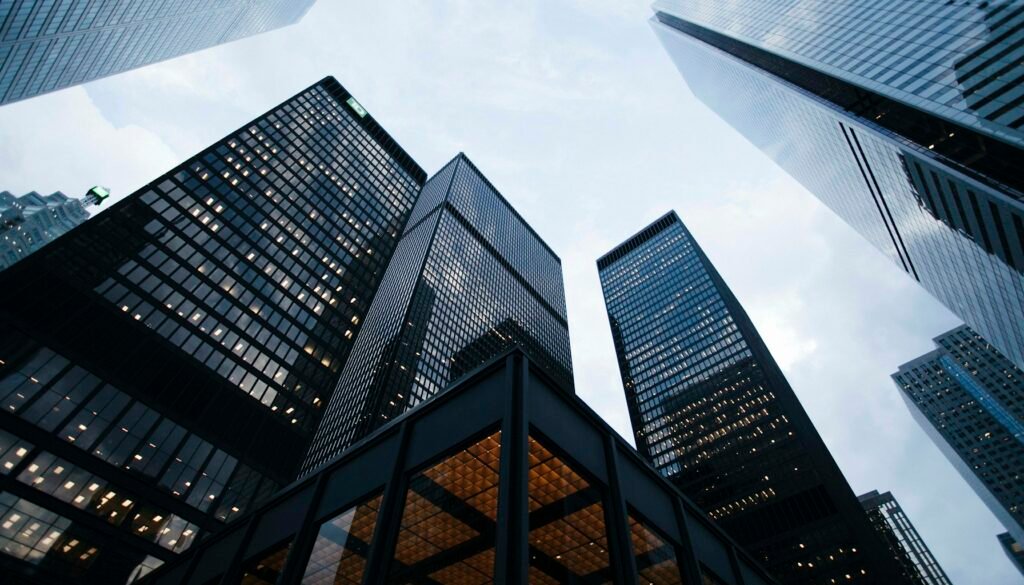 NNN lease vs gross lease comparison guide for Toronto, Mississauga, Vaughan, Barrie and Simcoe County commercial tenants