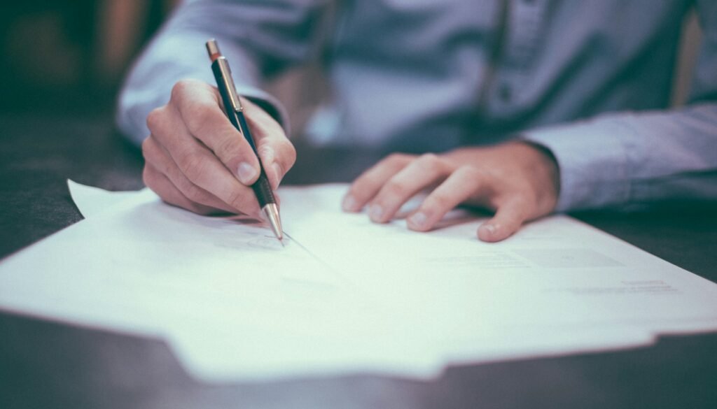 Commercial lease negotiation strategy guide for Toronto, Mississauga, Vaughan, Barrie and Simcoe County business tenants